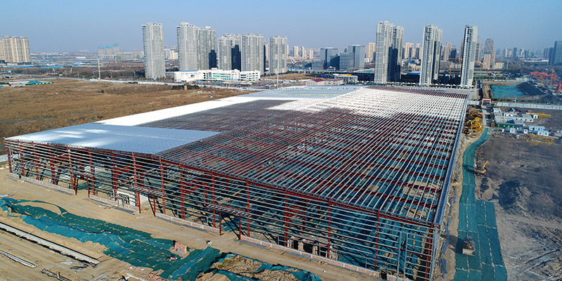 尊龙凯时人生就是博產業園鋼結構廠房屋面板開始安裝